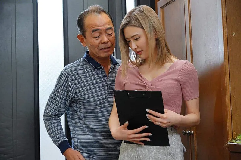 Mới thay bộ sườn xám áo dài chuẩn bị đi chơi thì anh đè em ra chịch còn xuất tinh vào áo em